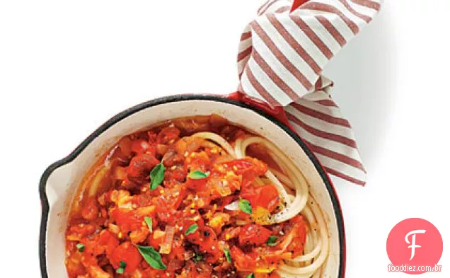 Molho de tomate de Jardim sobre macarrão
