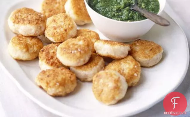 Bolos de camarão com Sambal de coentro