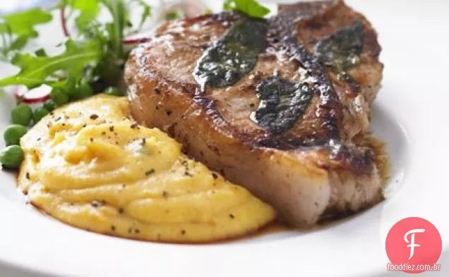 Costeletas de vitela com sálvia e polenta cremosa de abóbora