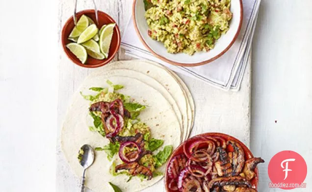 Fajitas de cogumelos com hummus de abacate