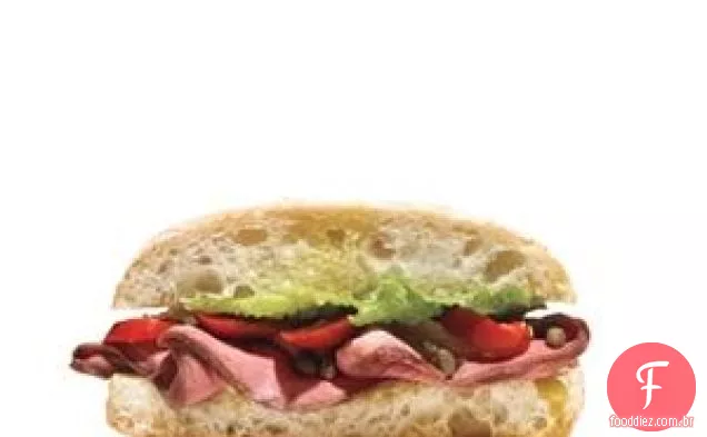 Carne Assada E Sanduíche De Pimenta Doce Cereja