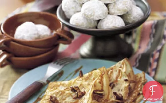 Crepes com molho de caramelo e nozes torradas