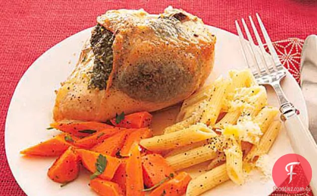 Peitos de frango com espinafre, queijo de cabra e pinhões