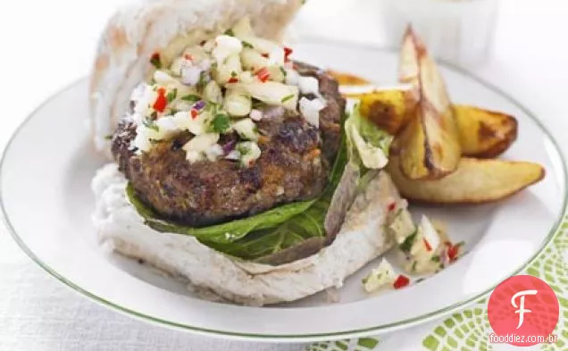 Jerk beefburger com abacaxi relish & chips