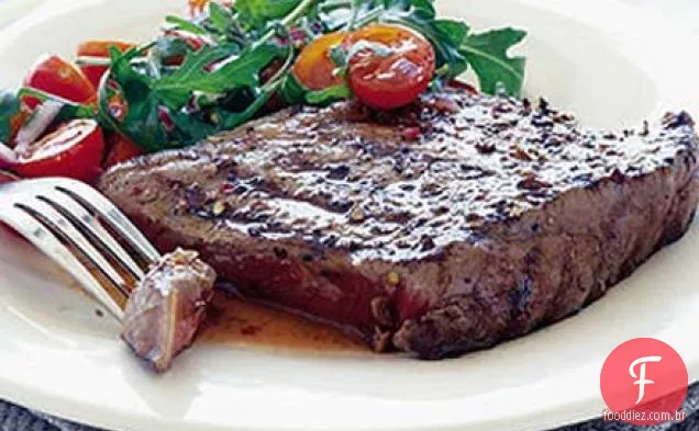 Bifes de coentro com tomate e salada de rúcula