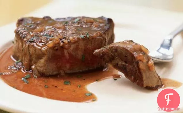 Bifes de lombo de carne com vinho tinto-molho de estragão