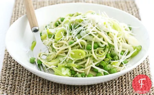 Espaguete com alho-poró, ervilhas e pesto