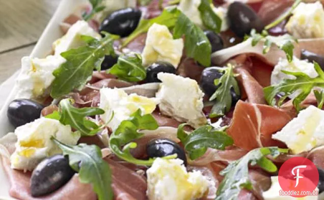 Presunto Serrano, azeitona, feta e prato de foguete com crostini caseiro