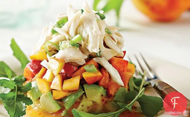 Salada de caranguejo com pêssegos e abacates