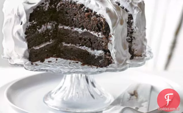 Bolo de chocolate fudge com cobertura de anjo