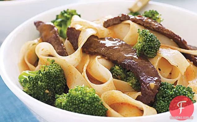 Carne frita com macarrão