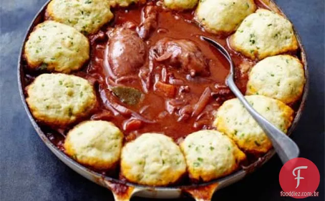 Caçarola de frango com bolinhos herby