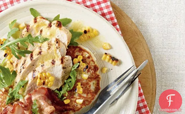Frango grelhado com bolos de milho frescos