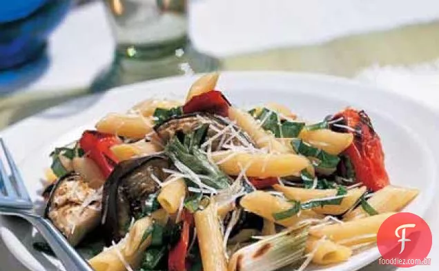 Legumes italianos grelhados com macarrão