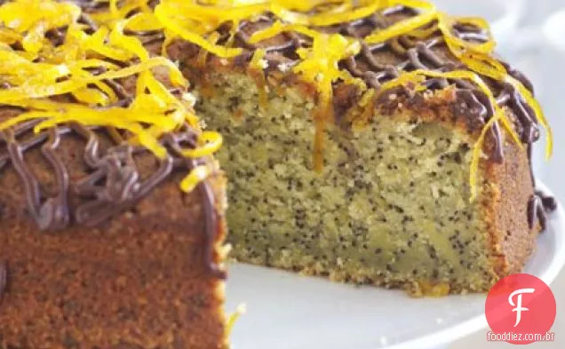 Bolo de sementes de laranja e papoula com molho de chocolate
