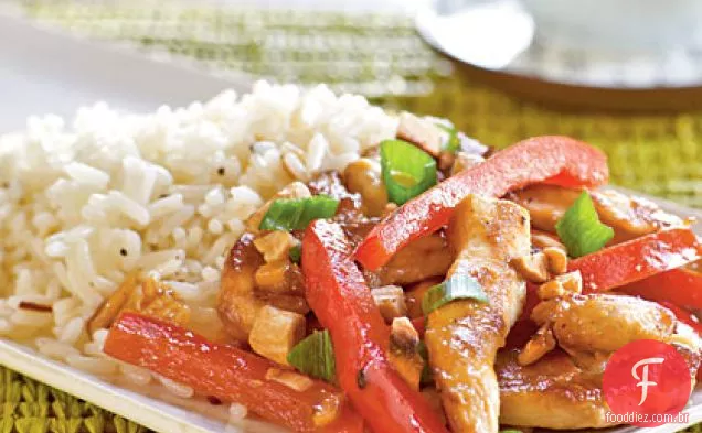 Frango, caju e pimenta vermelha refogados
