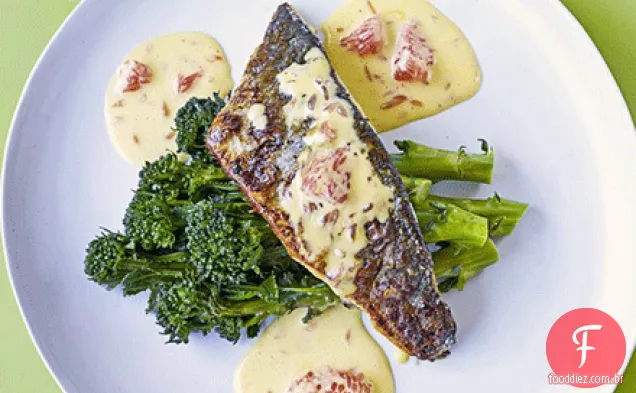 Robalo crocante com grapefruit hollandaise