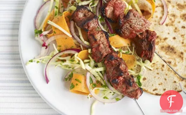 Espetos de cordeiro Tandoori com slaw crocante e raita