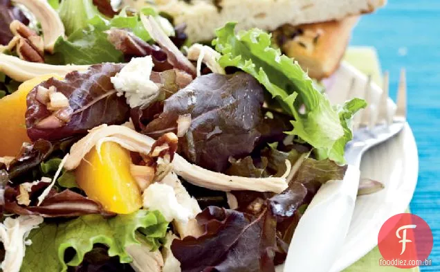 Salada de frango assado com pêssegos, queijo de cabra e nozes