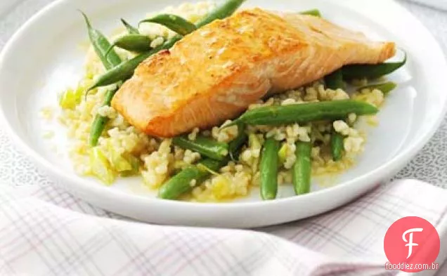 Salmão envidraçado com feijão verde e salada bulgur