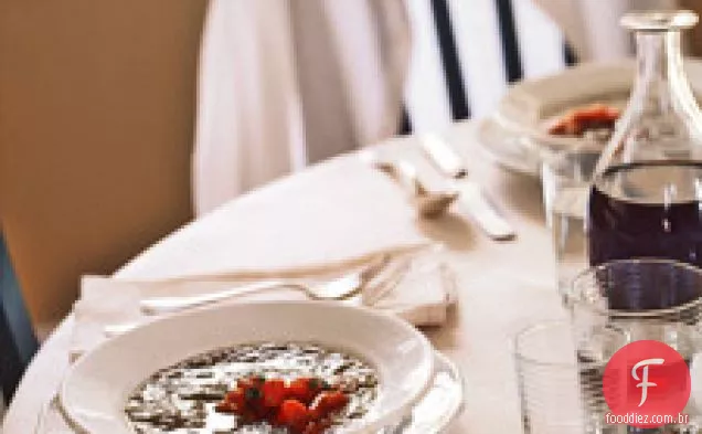 Sopa De Berinjela Carbonizada Com Um Redemoinho De Pimenta Vermelha