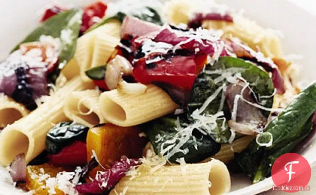 Rigatoni com pimentos grelhados e cebolas