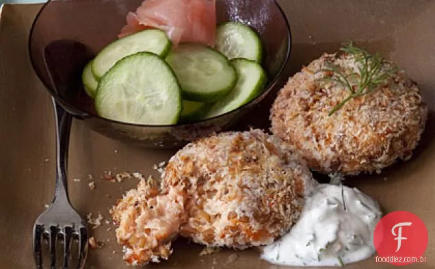 Bolos de salmão com molho de endro