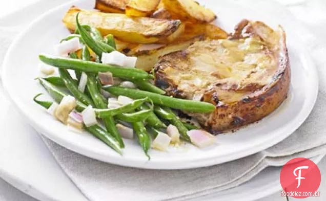 Costeletas de mostarda e batatas fritas
