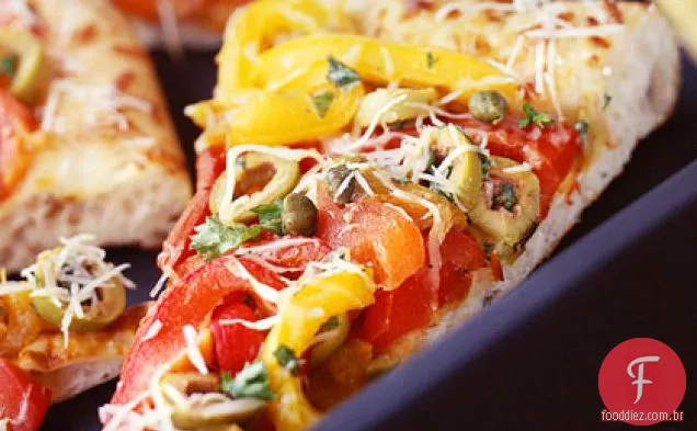 Pizza de pimentão e azeitona assada