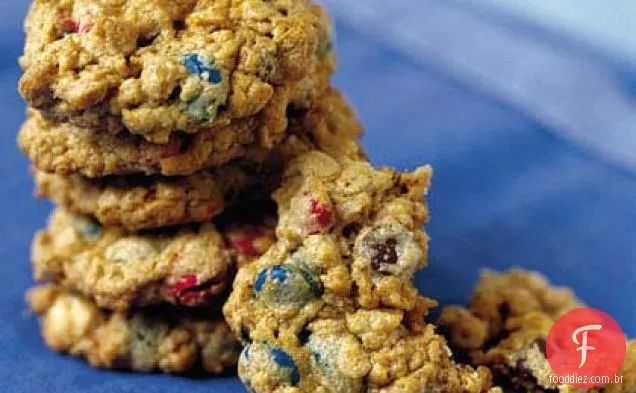 Biscoitos vermelhos, brancos e azuis em borracha