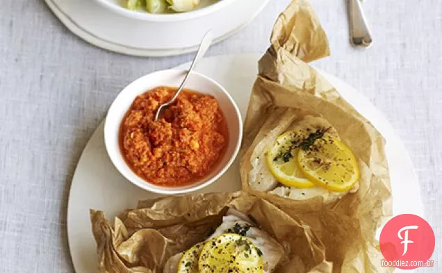Pacotes de peixe com molho romesco e veg