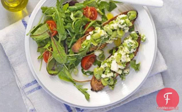 Broad bean & queijo feta torradas