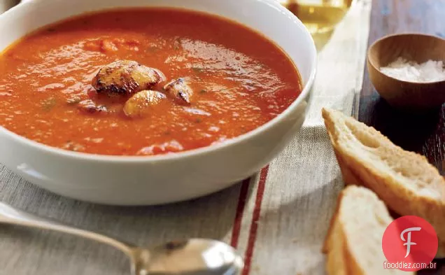 Sopa de pimenta vermelha assada com vieiras assadas