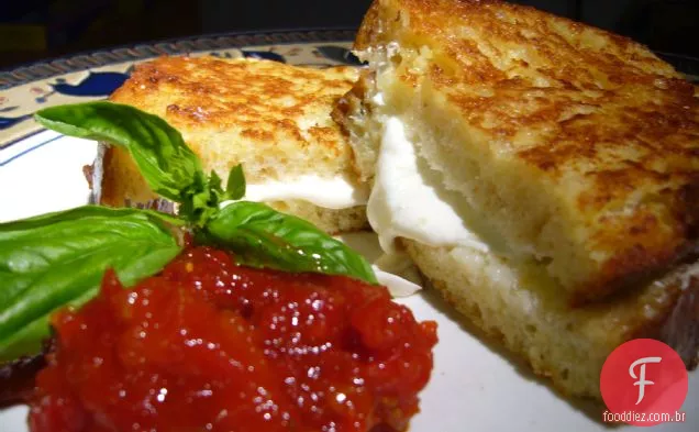 Mozzarella Em Carrozza Com Tomate Sundried E Pep Vermelho Assado