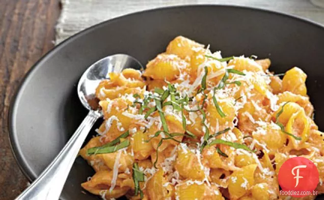 Macarrão com pimenta vermelha assada e molho de Creme