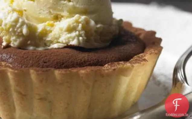 Tortas quentes de choc-laranja com sorvete de laranja