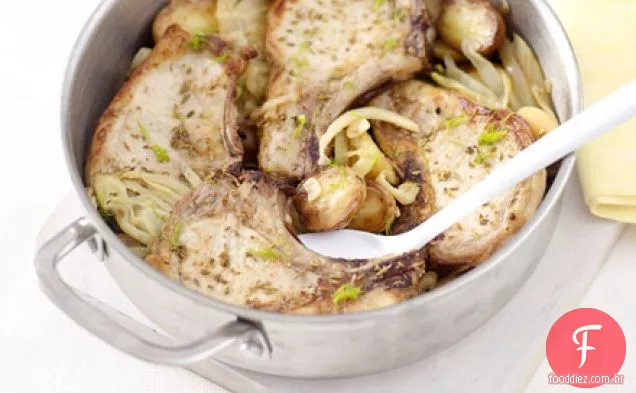 Carne de Porco de erva-doce assada com batatas e cebolas limonadas