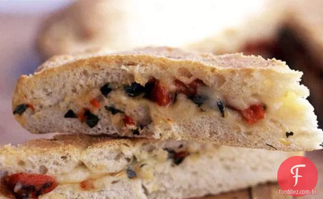 Fontina e pimenta vermelha-alho recheado Focaccia