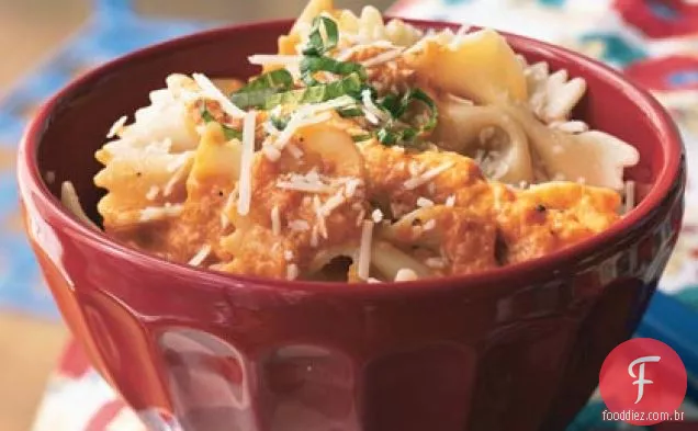 Macarrão Com Gravata borboleta com pimenta vermelha assada e molho de Creme