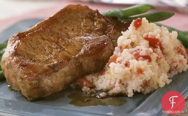 Costeletas de porco envidraçadas balsâmicas com grãos de pimenta vermelha