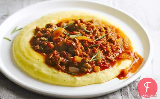 Polenta de queijo com ragu de salsicha