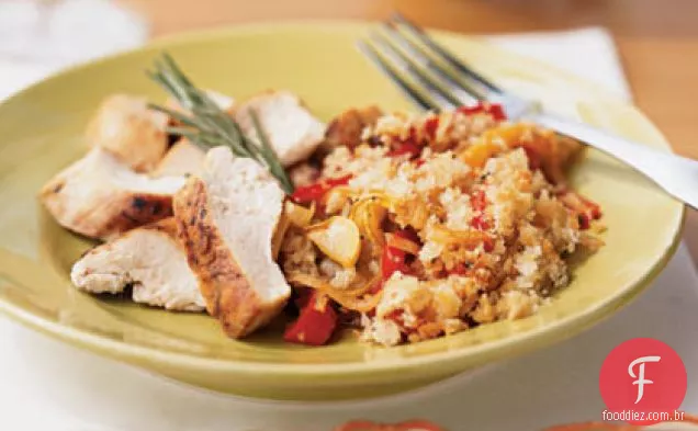 Frango marinado cozido sob um tijolo