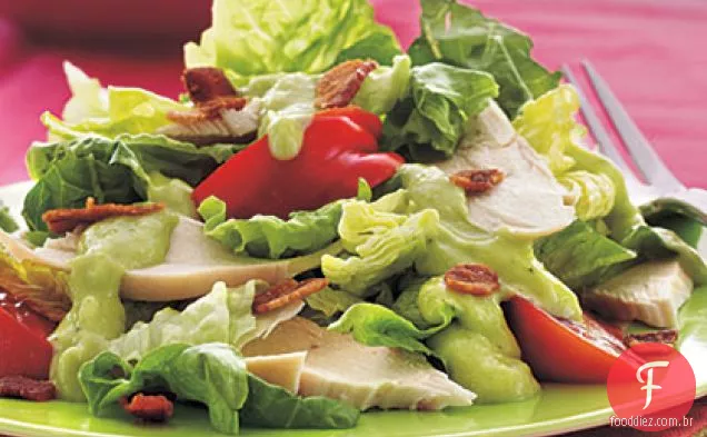 Salada de frango BLT com molho cremoso de melão com chifres de abacate