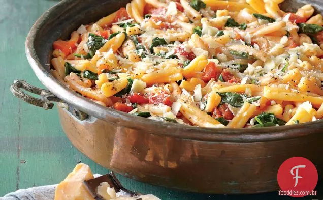 Macarrão de uma panela com molho de tomate e manjericão