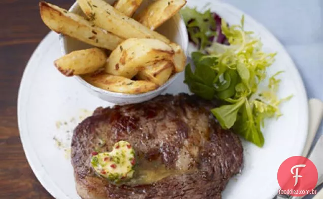 Bifes de costela com manteiga de pimenta e batatas fritas caseiras