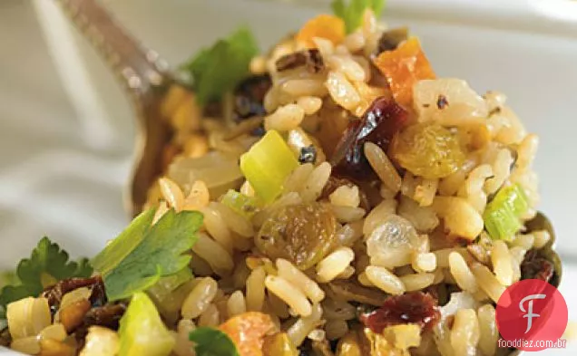 Pilaf de arroz com frutas e nozes