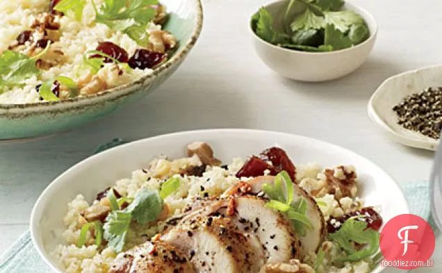 Salada de cuscuz com frango, tâmaras e nozes