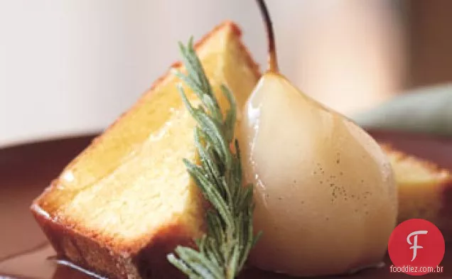 Bolo De Farinha de milho com xarope de alecrim, peras escalfadas e alecrim cristalizado