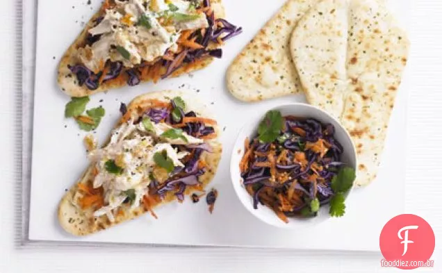 Coroação frango naans com Indian slaw