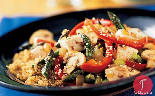 Tofu, aspargos e pimenta vermelha frite com Quinoa